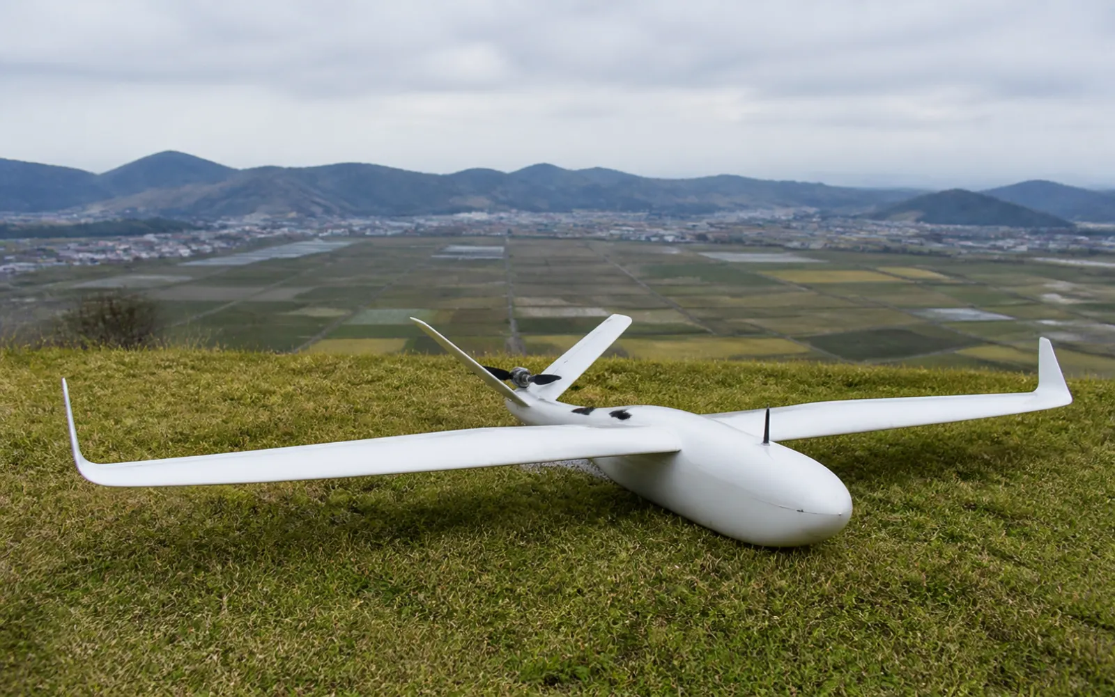 草地に置かれたSM-F24固定翼測量機