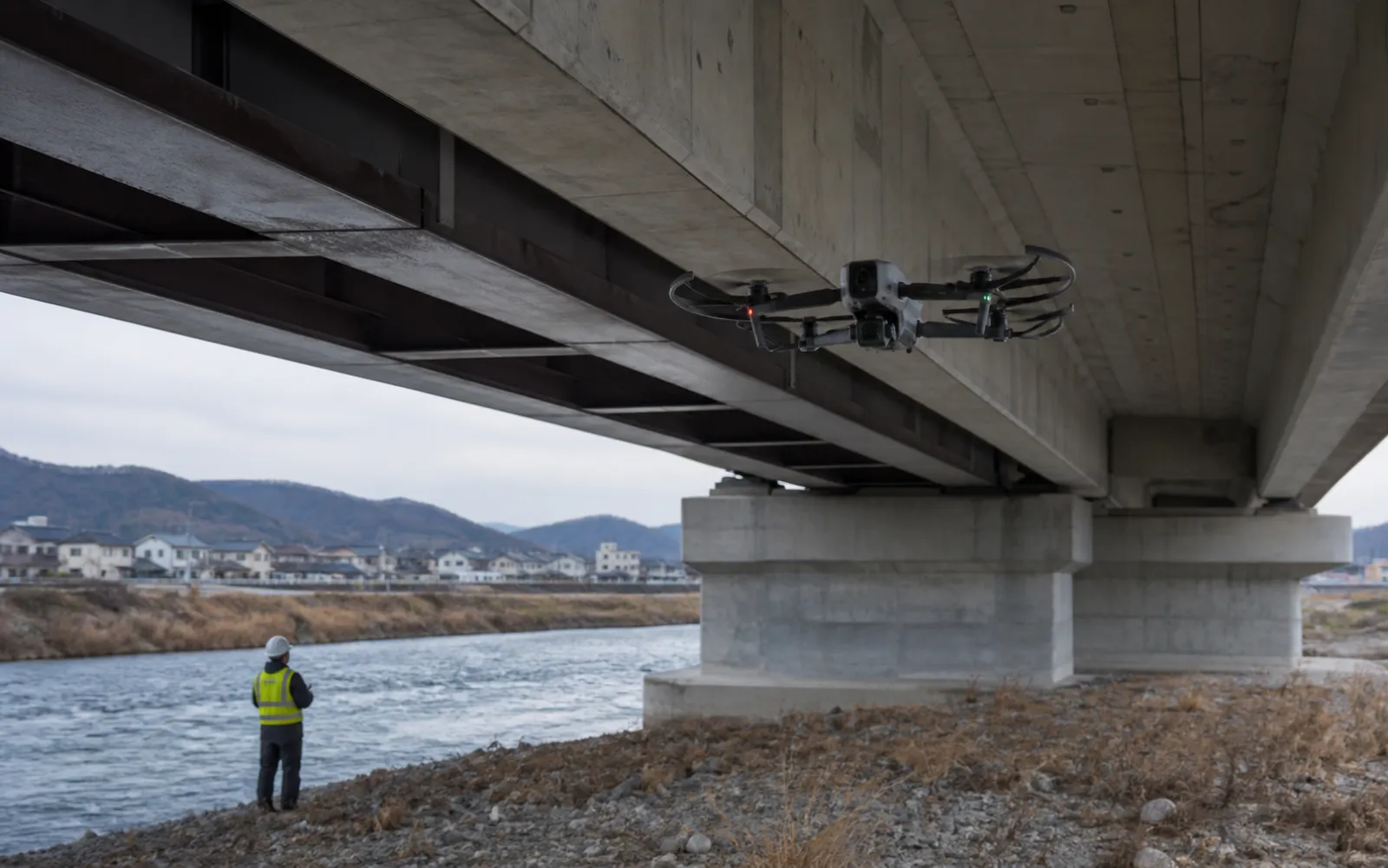 河川上の橋梁下面を撮影する小型点検UAV